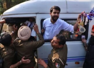 ਨੌਕਰੀਆਂ ਦੀ ਮੰਗ ਨੂੰ ਲੈ ਕੇ ਪੰਜਾਬ ਦੇ ਪੈਰਾ ਮੈਡਲਿਸਟ ਖਿਡਾਰੀ ਪਹੁੰਚੇ ਚੰਡੀਗੜ੍ਹ, CM ਦੀ ਰਿਹਾਇਸ਼ ਅੱਗੇ ਮੈਡਲ ਸੁੱਟ ਕੇ ਕੀਤਾ ਪ੍ਰਦਰਸ਼ਨ