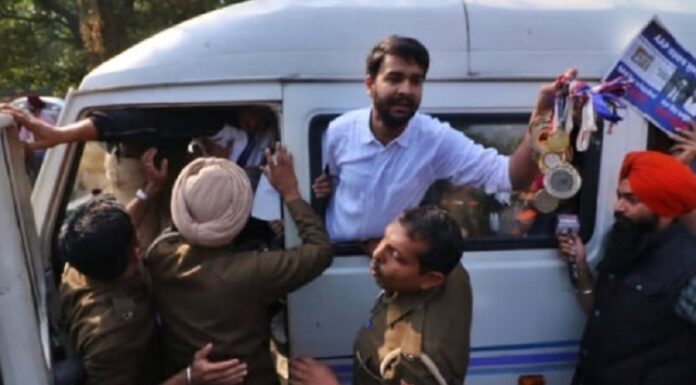 ਨੌਕਰੀਆਂ ਦੀ ਮੰਗ ਨੂੰ ਲੈ ਕੇ ਪੰਜਾਬ ਦੇ ਪੈਰਾ ਮੈਡਲਿਸਟ ਖਿਡਾਰੀ ਪਹੁੰਚੇ ਚੰਡੀਗੜ੍ਹ, CM ਦੀ ਰਿਹਾਇਸ਼ ਅੱਗੇ ਮੈਡਲ ਸੁੱਟ ਕੇ ਕੀਤਾ ਪ੍ਰਦਰਸ਼ਨ