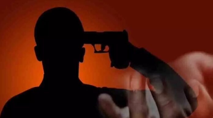 ਸ਼ਰਾਬ ਪੀਣ ਤੋਂ ਰੋਕਿਆ ਤਾਂ ਪੁੱਤ ਨੇ ਪਿਓ ਸਾਹਮਣੇ ਆਪਣੇ ਸਿਰ ‘ਚ ਮਾਰੀ ਗੋਲ਼ੀ, ਮੌਕੇ ‘ਤੇ ਮੌਤ