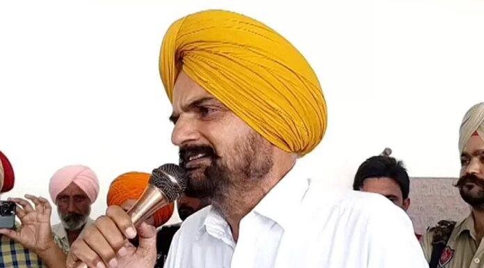 ਸਿੱਧੂ ਮੂਸੇਵਾਲਾ ਦੇ ਪਿਤਾ ਨੇ ਕਿਹਾ- ਫੋਟੋਆਂ ਦੇਖ ਕੇ ਪਰਚੇ ਪਾਏ ਜਾ ਰਹੇ ਨੇੇ ਪਰ 2 ਨੰ. ਦੇ ਅਸਲੇ ‘ਤੇ ਕੋਈ ਕੰਟਰੋਲ ਨਹੀਂ