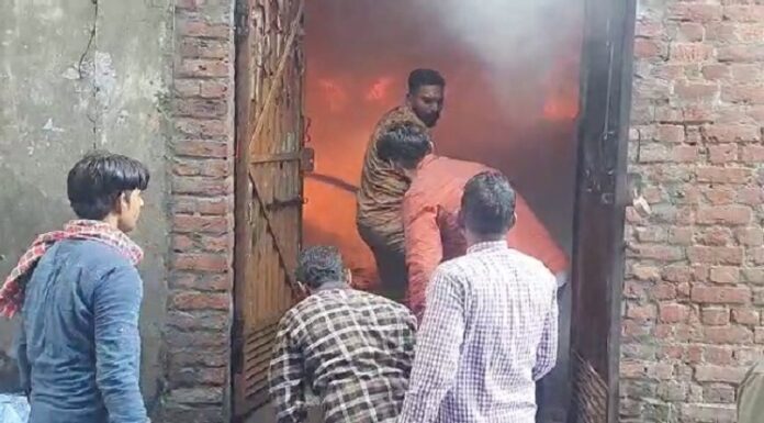 ਲੁਧਿਆਣਾ : ਇੰਡਸਟਰੀਅਲ ਇਲਾਕੇ ‘ਚ ਸਥਿਤ ਕੱਪੜੇ ਦੇ ਗੋਦਾਮ ‘ਚ ਲੱਗੀ ਭਿਆਨਕ ਅੱਗ