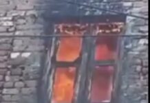 ਅੰਮ੍ਰਿਤਸਰ : ਚਾਹ ਬਣਾਉਂਦਿਆਂ ਤਾਕੀ ਕੋਲ ਟੰਗੇ ਕੱਪੜੇ ਤੋਂ ਫੈਲੀ ਅੱਗ ਨੇ ਪਹਿਲੀ ਮੰਜ਼ਿਲ ਸਾੜੀ, ਫਾਇਰ ਬ੍ਰਿਗੇਡ ਦੀਆਂ 3 ਗੱਡੀਆਂ ਨੂੰ ਅੱਗ ਬੁਝਾਉਣ ‘ਚ ਲੱਗੇ ਕਈ ਘੰਟੇ