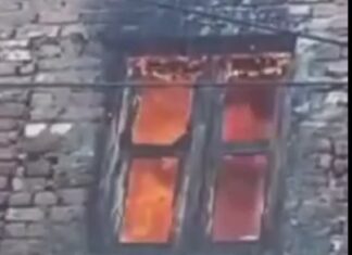 ਅੰਮ੍ਰਿਤਸਰ : ਚਾਹ ਬਣਾਉਂਦਿਆਂ ਤਾਕੀ ਕੋਲ ਟੰਗੇ ਕੱਪੜੇ ਤੋਂ ਫੈਲੀ ਅੱਗ ਨੇ ਪਹਿਲੀ ਮੰਜ਼ਿਲ ਸਾੜੀ, ਫਾਇਰ ਬ੍ਰਿਗੇਡ ਦੀਆਂ 3 ਗੱਡੀਆਂ ਨੂੰ ਅੱਗ ਬੁਝਾਉਣ ‘ਚ ਲੱਗੇ ਕਈ ਘੰਟੇ