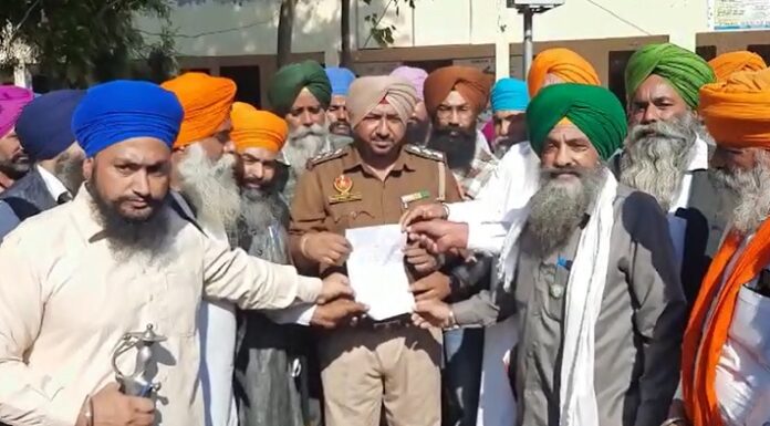 ਫਿਰੋਜ਼ਪੁਰ ‘ਚ ਵਿਵਾਦ : ਡੇਰਾ ਸਿਰਸਾ ਨੂੰ ਮੰਨਣ ਵਾਲੀ ਅਧਿਆਪਕਾ ਨੇ ਸਿੱਖ ਧਰਮ ਖ਼ਿਲਾਫ ਬੋਲੇ ਅਪਸ਼ਬਦ, ਸਿੱਖ ਜਥੇਬੰਦੀਆਂ ਨੇ ਸਕੂਲ ‘ਚ ਲਾਇਆ ਧਰਨਾ