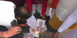 ਸੁਧੀਰ ਸੂਰੀ ਕਤਲ ਮਾਮਲਾ : ਬੀ.ਐਮ.ਸੀ. ਚੌਕ ‘ਚ ਸ਼ਿਵ ਸੈਨਿਕਾਂ ਕੀਤਾ ਪ੍ਰਦਰਸ਼ਨ, ਅੰਮ੍ਰਿਤਸਰ ਦੇ ਪੁਲਿਸ ਕਮਿਸ਼ਨਰ ਦੀਆਂ ਸਾੜੀਆਂ ਫੋਟੋਆਂ