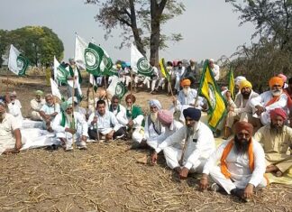 ਫਰੀਦਕੋਟ : ਪਰਾਲੀ ਸਾੜਨ ‘ਤੇ ਕਾਰਵਾਈ ਕਰਨ ਆਏ 2 ਨੋਡਲ ਅਧਿਕਾਰੀਆਂ ਤੇ ਇਕ ਪਟਵਾਰੀ ਨੂੰ ਕਿਸਾਨਾਂ ਨੇ ਪਿਛਲੇ 18 ਘੰਟਿਆਂ ਤੋਂ ਬੰਧਕ ਬਣਾਇਆ