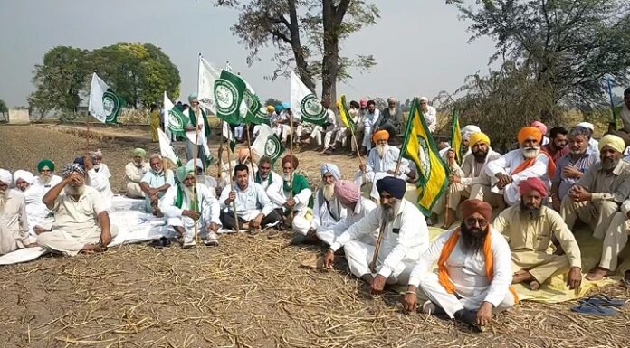 ਫਰੀਦਕੋਟ : ਪਰਾਲੀ ਸਾੜਨ ‘ਤੇ ਕਾਰਵਾਈ ਕਰਨ ਆਏ 2 ਨੋਡਲ ਅਧਿਕਾਰੀਆਂ ਤੇ ਇਕ ਪਟਵਾਰੀ ਨੂੰ ਕਿਸਾਨਾਂ ਨੇ ਪਿਛਲੇ 18 ਘੰਟਿਆਂ ਤੋਂ ਬੰਧਕ ਬਣਾਇਆ