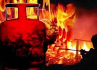 LPG ਸਿਲੰਡਰ ’ਚੋਂ ਨਾਜਾਇਜ਼ ਤੌਰ ‘ਤੇ ਛੋਟੇ ਸਿਲੰਡਰ ‘ਚ ਗੈਸ ਭਰਦਿਆਂ ਲੱਗੀ ਅੱਗ, ਮਹਿਲਾ ਦੀ ਮੌਤ