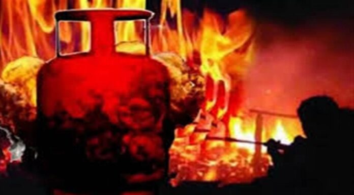 LPG ਸਿਲੰਡਰ ’ਚੋਂ ਨਾਜਾਇਜ਼ ਤੌਰ ‘ਤੇ ਛੋਟੇ ਸਿਲੰਡਰ ‘ਚ ਗੈਸ ਭਰਦਿਆਂ ਲੱਗੀ ਅੱਗ, ਮਹਿਲਾ ਦੀ ਮੌਤ