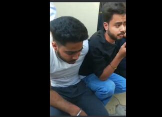 ਭੂੰਡ ਆਸ਼ਕਾਂ ਨੂੰ ਲੜਕੀਆਂ ਨੂੰ ਛੇੜਨਾ ਪਿਆ ਮਹਿੰਗਾ, ਲੋਕਾਂ ਨੇ ਰੋਡ ‘ਤੇ ਕੀਤੀ ਛਿੱਤਰ ਪਰੇਡ