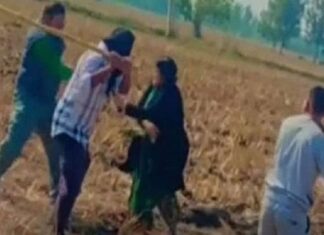 ਲੜਕੀ ਨੂੰ ਬਾਹਰ ਭੇਜਣ ਦੀ ਮਾਂ ਨੂੰ ਦਿੱਤੀ ਸਜ਼ਾ, ਬਸਪਾ ਪ੍ਰਧਾਨ ਅਤੇ ਪਰਿਵਾਰ ਨੇ ਗਲੀ ‘ਚ ਡਾਂਗਾਂ ਨਾਲ ਕੁੱਟੀ ਨੂੰਹ