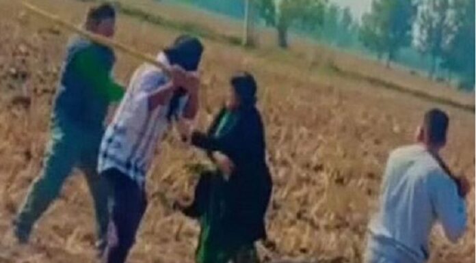 ਲੜਕੀ ਨੂੰ ਬਾਹਰ ਭੇਜਣ ਦੀ ਮਾਂ ਨੂੰ ਦਿੱਤੀ ਸਜ਼ਾ, ਬਸਪਾ ਪ੍ਰਧਾਨ ਅਤੇ ਪਰਿਵਾਰ ਨੇ ਗਲੀ ‘ਚ ਡਾਂਗਾਂ ਨਾਲ ਕੁੱਟੀ ਨੂੰਹ