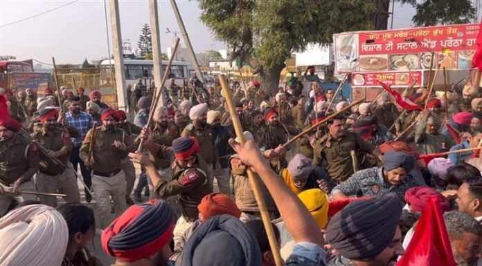ਮੁੱਖ ਮੰਤਰੀ ਦੀ ਰਿਹਾਇਸ਼ ਵੱਲ ਮਾਰਚ ਕਰ ਰਹੇ ਮਜ਼ਦੂਰਾਂ ‘ਤੇ ਪੰਜਾਬ ਪੁਲਿਸ ਨੇ ਕੀਤਾ ਲਾਠੀਚਾਰਜ
