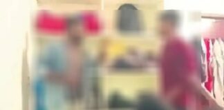 ਖੌਫਨਾਕ ਰੈਗਿੰਗ : ਮਿੰਨਤਾਂ ਕਰਨ ਦੇ ਬਾਵਜੂਦ ਜੂਨੀਅਰ ਵਿਦਿਆਰਥੀ ਦੀ ਛਾਤੀ ‘ਤੇ ਸੀਨੀਅਰ ਫੇਰਦੇ ਰਹੇ ਗਰਮ ਪ੍ਰੈੱਸ, ਵੀਡੀਓ ਵਾਇਰਲ