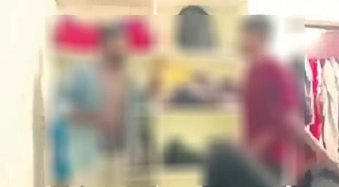 ਖੌਫਨਾਕ ਰੈਗਿੰਗ : ਮਿੰਨਤਾਂ ਕਰਨ ਦੇ ਬਾਵਜੂਦ ਜੂਨੀਅਰ ਵਿਦਿਆਰਥੀ ਦੀ ਛਾਤੀ ‘ਤੇ ਸੀਨੀਅਰ ਫੇਰਦੇ ਰਹੇ ਗਰਮ ਪ੍ਰੈੱਸ, ਵੀਡੀਓ ਵਾਇਰਲ