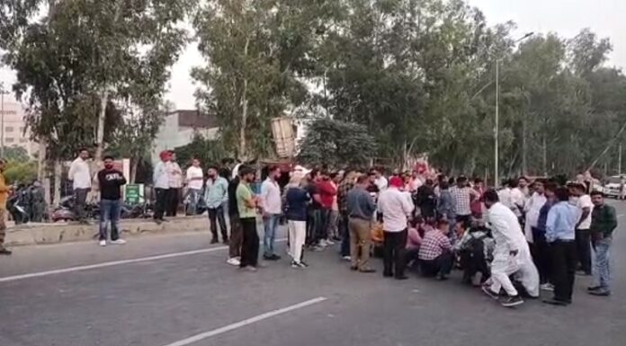 ਸ਼ਿਵ ਸੈਨਾ ਨੇ ਅੰਮ੍ਰਿਤਸਰ ‘ਚ ਹਾਈਵੇ ਕੀਤਾ ਜਾਮ, ਸੂਰੀ ਨੂੰ ਸ਼ਹੀਦ ਦਾ ਦਰਜਾ ਦੇਣ ਦੀ ਮੰਗ