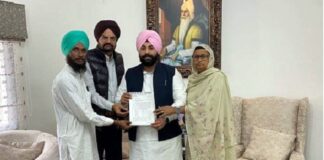 ਮੂਸੇਵਾਲਾ ਦੇ ਮਾਤਾ-ਪਿਤਾ ਨੇ ਮੰਤਰੀ ਬੈਂਸ ਨਾਲ ਕੀਤੀ ਮੁਲਾਕਾਤ, ਪਿੰਡ ਦੇ ਸਕੂਲ ‘ਚ 9 ਖਾਲੀ ਅਹੁਦੇ ਭਰਨ ਦੀ ਕੀਤੀ ਮੰਗ