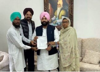 ਮੂਸੇਵਾਲਾ ਦੇ ਮਾਤਾ-ਪਿਤਾ ਨੇ ਮੰਤਰੀ ਬੈਂਸ ਨਾਲ ਕੀਤੀ ਮੁਲਾਕਾਤ, ਪਿੰਡ ਦੇ ਸਕੂਲ ‘ਚ 9 ਖਾਲੀ ਅਹੁਦੇ ਭਰਨ ਦੀ ਕੀਤੀ ਮੰਗ