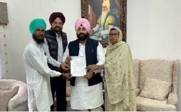 ਮੂਸੇਵਾਲਾ ਦੇ ਮਾਤਾ-ਪਿਤਾ ਨੇ ਮੰਤਰੀ ਬੈਂਸ ਨਾਲ ਕੀਤੀ ਮੁਲਾਕਾਤ, ਪਿੰਡ ਦੇ ਸਕੂਲ ‘ਚ 9 ਖਾਲੀ ਅਹੁਦੇ ਭਰਨ ਦੀ ਕੀਤੀ ਮੰਗ