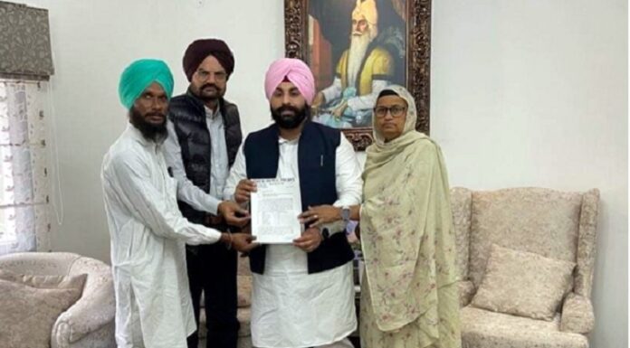 ਮੂਸੇਵਾਲਾ ਦੇ ਮਾਤਾ-ਪਿਤਾ ਨੇ ਮੰਤਰੀ ਬੈਂਸ ਨਾਲ ਕੀਤੀ ਮੁਲਾਕਾਤ, ਪਿੰਡ ਦੇ ਸਕੂਲ ‘ਚ 9 ਖਾਲੀ ਅਹੁਦੇ ਭਰਨ ਦੀ ਕੀਤੀ ਮੰਗ