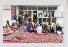 ਸ਼ਿਵ ਸੈਨਾ ਨੇਤਾ ਸੋਨੀ ‘ਤੇ ਕਾਰਵਾਈ ਲਈ ਰਜਾਈਆਂ-ਕੰਬਲ ਲੈ ਕੇ ਨਿਹੰਗ ਸਿੰਘਾਂ ਨੇ ਲਾ ਲਿਆ SSP ਦਫਤਰ ਬਾਹਰ ਪੱਕਾ ਡੇਰਾ