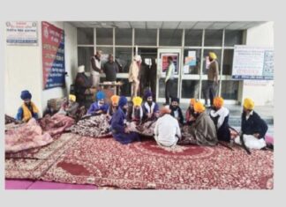 ਸ਼ਿਵ ਸੈਨਾ ਨੇਤਾ ਸੋਨੀ ‘ਤੇ ਕਾਰਵਾਈ ਲਈ ਰਜਾਈਆਂ-ਕੰਬਲ ਲੈ ਕੇ ਨਿਹੰਗ ਸਿੰਘਾਂ ਨੇ ਲਾ ਲਿਆ SSP ਦਫਤਰ ਬਾਹਰ ਪੱਕਾ ਡੇਰਾ