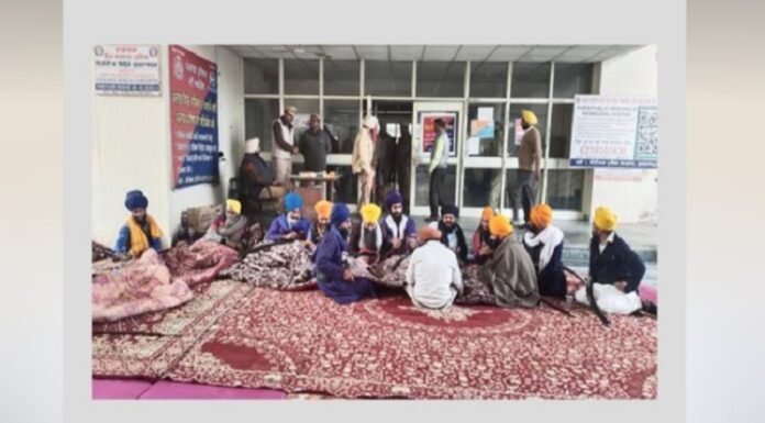 ਸ਼ਿਵ ਸੈਨਾ ਨੇਤਾ ਸੋਨੀ ‘ਤੇ ਕਾਰਵਾਈ ਲਈ ਰਜਾਈਆਂ-ਕੰਬਲ ਲੈ ਕੇ ਨਿਹੰਗ ਸਿੰਘਾਂ ਨੇ ਲਾ ਲਿਆ SSP ਦਫਤਰ ਬਾਹਰ ਪੱਕਾ ਡੇਰਾ