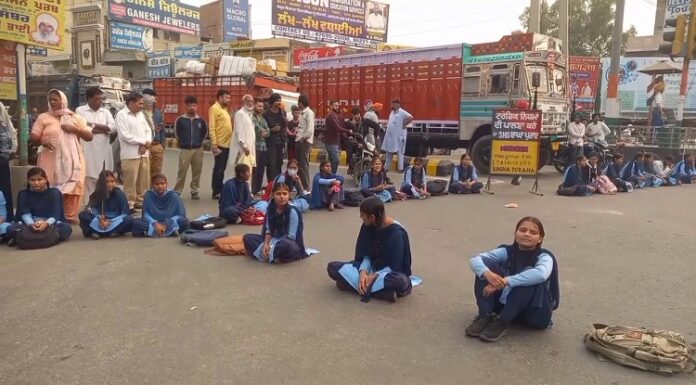 ਸਕੂਲ ‘ਚ ਅਧਿਆਪਕ ਨਾ ਹੋਣ ਕਾਰਨ ਵਿਦਿਆਰਥੀ ਪ੍ਰੇਸ਼ਾਨ, ਰੋਡ ਜਾਮ ਕਰ ਕੇ ਸਰਕਾਰ ਖਿਲਾਫ ਕੀਤਾ ਪ੍ਰਦਰਸ਼ਨ