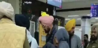 ਸਿੱਧੂ ਮੂਸੇਵਾਲਾ ਦੇ ਮਾਤਾ-ਪਿਤਾ ਨੇ ਛੱਡਿਆ ਦੇਸ਼ : ਚੰਡੀਗੜ੍ਹ ਤੋਂ ਇੰਗਲੈਂਡ ਹੋਏ ਰਵਾਨਾ, ਕੁਝ ਦਿਨ ਪਹਿਲਾਂ ਸਰਕਾਰ ਨੂੰ ਦਿੱਤਾ ਸੀ ਅਲਟੀਮੇਟਮ