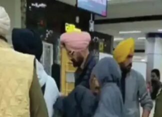 ਸਿੱਧੂ ਮੂਸੇਵਾਲਾ ਦੇ ਮਾਤਾ-ਪਿਤਾ ਨੇ ਛੱਡਿਆ ਦੇਸ਼ : ਚੰਡੀਗੜ੍ਹ ਤੋਂ ਇੰਗਲੈਂਡ ਹੋਏ ਰਵਾਨਾ, ਕੁਝ ਦਿਨ ਪਹਿਲਾਂ ਸਰਕਾਰ ਨੂੰ ਦਿੱਤਾ ਸੀ ਅਲਟੀਮੇਟਮ