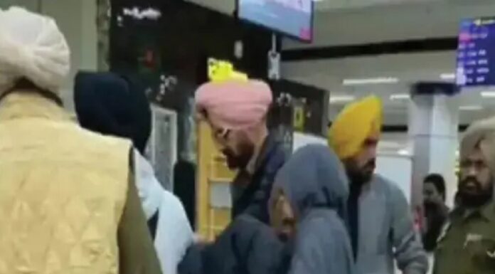 ਸਿੱਧੂ ਮੂਸੇਵਾਲਾ ਦੇ ਮਾਤਾ-ਪਿਤਾ ਨੇ ਛੱਡਿਆ ਦੇਸ਼ : ਚੰਡੀਗੜ੍ਹ ਤੋਂ ਇੰਗਲੈਂਡ ਹੋਏ ਰਵਾਨਾ, ਕੁਝ ਦਿਨ ਪਹਿਲਾਂ ਸਰਕਾਰ ਨੂੰ ਦਿੱਤਾ ਸੀ ਅਲਟੀਮੇਟਮ