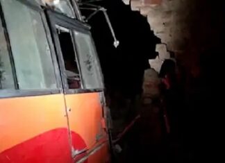 ਸੰਘਣੀ ਧੁੰਦ ਨੇ ਡਰਾਈਵਰ ਦਾ ਗੁਆਇਆ ਕੰਟਰੋਲ, ਬੱਸ ਕੰਧ ਢਾਹ ਕੇ ਸ਼ਰਾਬ ਦੇ ਗੋਦਾਮ ‘ਚ ਹੋਈ ਦਾਖਲ