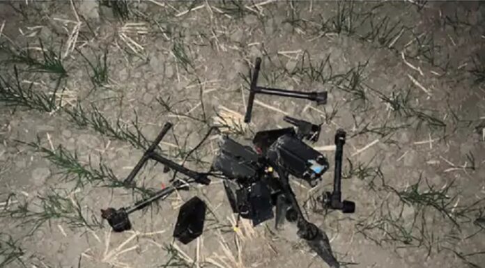 ਤਰਨਤਾਰਨ ਸਰਹੱਦ ‘ਤੇ ਖੇਤਾਂ ‘ਚ ਮਿਲਿਆ ਡਰੋਨ, ਪੁਲਸ ਅਤੇ BSF ਟੁੱਕੜੇ ਇਕੱਠੇ ਕਰ ਕੇ ਜਾਂਚ ‘ਚ ਜੁਟੀ