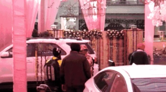 ਖਰੜ ‘ਚ ਨਗਰ ਕੌਂਸਲ ਪ੍ਰਧਾਨ ਦੇ ਜੇਠ ਘਰ ED ਦਾ ਛਾਪਾ, ਪੁੱਤ ਦੇ ਵਿਆਹ ਵਿਚਾਲੇ ਹੀ ਖੰਗਾਲੇ ਜਾ ਰਹੇ ਰਿਕਾਰਡ