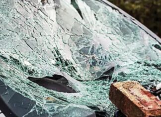 ਕਾਰ ਸਵਾਰ ਪੰਜਾਬ ਯੂਨੀਵਰਸਿਟੀ ਦੇ ਵਿਦਿਆਰਥੀ ‘ਤੇ ਨੌਜਵਾਨਾਂ ਨੇ ਕੀਤਾ ਇੱਟਾਂ ਨਾਲ ਹਮਲਾ, ਭੰਨੇ ਸ਼ੀਸ਼ੇ