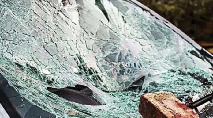 ਕਾਰ ਸਵਾਰ ਪੰਜਾਬ ਯੂਨੀਵਰਸਿਟੀ ਦੇ ਵਿਦਿਆਰਥੀ ‘ਤੇ ਨੌਜਵਾਨਾਂ ਨੇ ਕੀਤਾ ਇੱਟਾਂ ਨਾਲ ਹਮਲਾ, ਭੰਨੇ ਸ਼ੀਸ਼ੇ