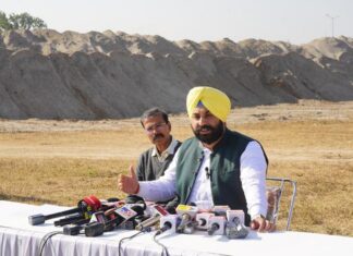 ਵੱਡੀ ਖਬਰ : ਪੰਜਾਬ ਸਰਕਾਰ ਵੱਲੋਂ ਰੇਤ ਅਤੇ ਬੱਜਰੀ ਲਈ ਪਹਿਲਾ ਵਿਕਰੀ ਕੇਂਦਰ ਸ਼ੁਰੂ, ਹਰ ਜ਼ਿਲੇ ‘ਚ ਇਹ ਕੇਂਦਰ ਖੋਲ੍ਹਣ ਦਾ ਕੀਤਾ ਐਲਾਨ