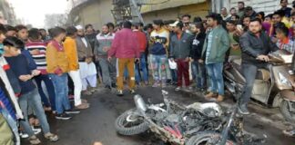 ਲੁਧਿਆਣਾ : ਲੋਕਾਂ ਨੇ ਸਨੈਚਰਾਂ ਨੂੰ ਫੜ ਕੇ ਮੋਟਕਸਾਈਕਲ ਨੂੰ ਲਾਈ ਅੱਗ