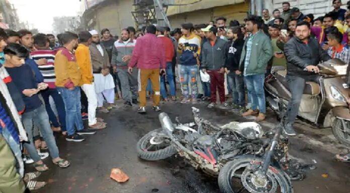 ਲੁਧਿਆਣਾ : ਲੋਕਾਂ ਨੇ ਸਨੈਚਰਾਂ ਨੂੰ ਫੜ ਕੇ ਮੋਟਕਸਾਈਕਲ ਨੂੰ ਲਾਈ ਅੱਗ