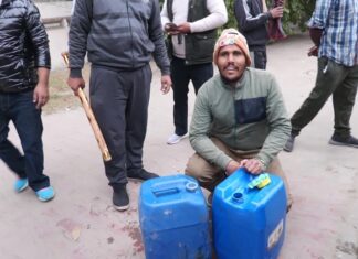 ਡੀਜ਼ਲ ਬੋਲ ਕੇ ਪਾਣੀ ਵੇਚਣ ਵਾਲਾ ਲੋਕਾਂ ਨੇ ਸ਼ਾਤਿਰ ਠੱਗ ਕੀਤਾ ਕਾਬੂ, ਨਸ਼ਾ ਕਰਨ ਲਈ ਬਣਿਆ ਠੱਗ