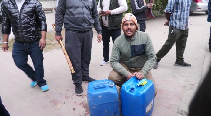 ਡੀਜ਼ਲ ਬੋਲ ਕੇ ਪਾਣੀ ਵੇਚਣ ਵਾਲਾ ਲੋਕਾਂ ਨੇ ਸ਼ਾਤਿਰ ਠੱਗ ਕੀਤਾ ਕਾਬੂ, ਨਸ਼ਾ ਕਰਨ ਲਈ ਬਣਿਆ ਠੱਗ