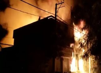 ਅੰਮ੍ਰਿਤਸਰ ‘ਚ ਫਰਨੀਚਰ ਦੀ ਦੁਕਾਨ ਨੂੰ ਲੱਗੀ ਅੱਗ : ਕੈਮੀਕਲ ਫਟਣ ਕਾਰਨ ਦੁਕਾਨ ਮਾਲਕ ਸਣੇ 5 ਝੁਲਸੇ