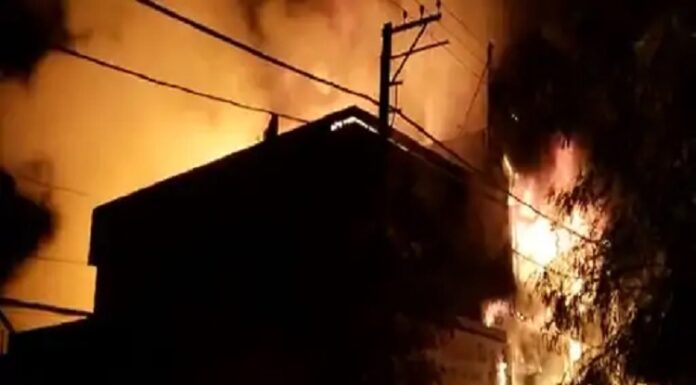 ਅੰਮ੍ਰਿਤਸਰ ‘ਚ ਫਰਨੀਚਰ ਦੀ ਦੁਕਾਨ ਨੂੰ ਲੱਗੀ ਅੱਗ : ਕੈਮੀਕਲ ਫਟਣ ਕਾਰਨ ਦੁਕਾਨ ਮਾਲਕ ਸਣੇ 5 ਝੁਲਸੇ