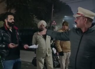 ਜਲੰਧਰ : ਕਾਰ ‘ਤੇ ਲਾਲ ਤੇ ਨੀਲੀ ਬੱਤੀ ਲਾ ਕੇ ਘੁੰਮ ਰਿਹਾ ਨੌਜਵਾਨ ਕਾਬੂ