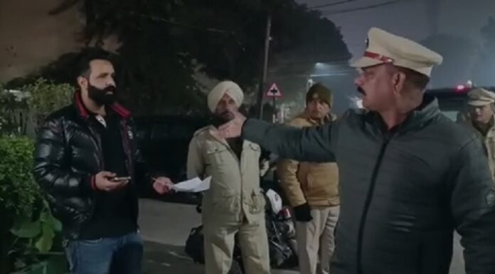ਜਲੰਧਰ : ਕਾਰ ‘ਤੇ ਲਾਲ ਤੇ ਨੀਲੀ ਬੱਤੀ ਲਾ ਕੇ ਘੁੰਮ ਰਿਹਾ ਨੌਜਵਾਨ ਕਾਬੂ