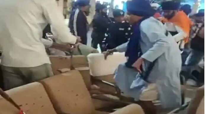 ਜਲੰਧਰ : ਗੁਰਦੁਆਰੇ ਦੇ ਪ੍ਰਧਾਨ ਨੇ ਅੰਮ੍ਰਿਤਪਾਲ ਦੇ ਸਮਰਥਕਾਂ ਦਾ ਕੀਤਾ ਵਿਰੋਧ, ਕਿਹਾ- ਮਰਿਆਦਾ ਦੀ ਗੱਲ ਕਰਨ ਵਾਲੇ ਖੁਦ ਮਰਿਆਦਾ ਭੁੱਲੇ