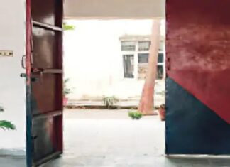 ਲਾਪ੍ਰਵਾਹੀ ! ਬਿਨਾਂ ਮੇਨ ਗੇਟ ਨੂੰ ਤਾਲਾ ਲਾਏ ਸੌ ਗਏ ਪੁਲਿਸ ਮੁਲਾਜ਼ਮ, 2 ਲੁਟੇਰੇ ਮੌਕਾ ਦੇਖ ਕੇ ਹੋ ਗਏ ਫਰਾਰ