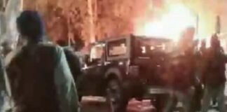 ਜਲੰਧਰ : ਅੰਮ੍ਰਿਤਪਾਲ ਦੇ ਸਮਰਥਕਾਂ ਨੇ ਗੁਰਦੁਆਰਾ ਸਾਹਿਬ ‘ਚੋਂ ਕੁਰਸੀਆਂ ਅਤੇ ਸੋਫੇ ਕੱਢ ਕੇ ਲਾਈ ਅੱਗ