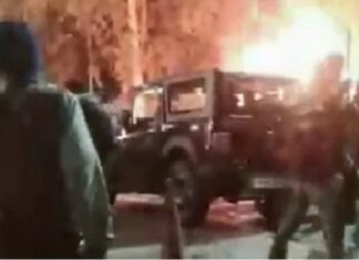 ਜਲੰਧਰ : ਅੰਮ੍ਰਿਤਪਾਲ ਦੇ ਸਮਰਥਕਾਂ ਨੇ ਗੁਰਦੁਆਰਾ ਸਾਹਿਬ ‘ਚੋਂ ਕੁਰਸੀਆਂ ਅਤੇ ਸੋਫੇ ਕੱਢ ਕੇ ਲਾਈ ਅੱਗ