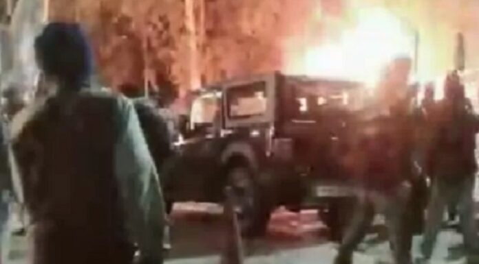 ਜਲੰਧਰ : ਅੰਮ੍ਰਿਤਪਾਲ ਦੇ ਸਮਰਥਕਾਂ ਨੇ ਗੁਰਦੁਆਰਾ ਸਾਹਿਬ ‘ਚੋਂ ਕੁਰਸੀਆਂ ਅਤੇ ਸੋਫੇ ਕੱਢ ਕੇ ਲਾਈ ਅੱਗ